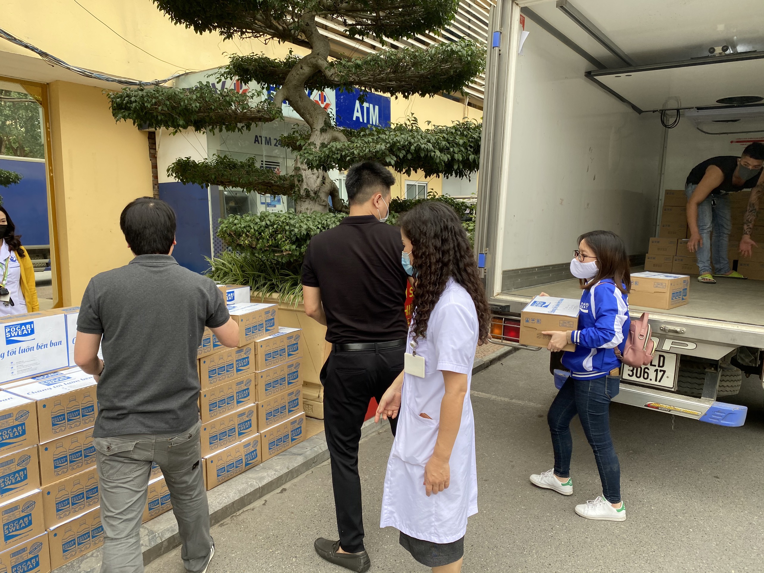Thức uống bổ sung ion Pocari Sweat đồng hành cùng chiến dịch Xin cảm ơn ủng hộ các y bác sĩ chống Covid-19 Thức uống bổ sung ion Pocari Sweat đồng hành cùng chiến dịch Xin cảm ơn ủng hộ các y bác sĩ chống Covid-19